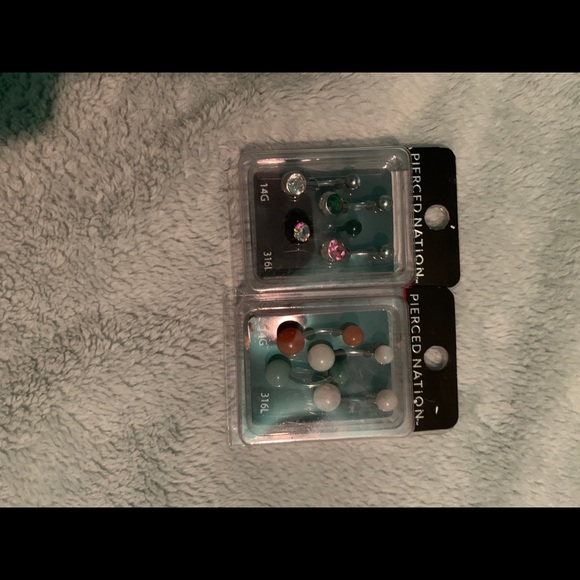 Belly piercings - Picture 2 of 3